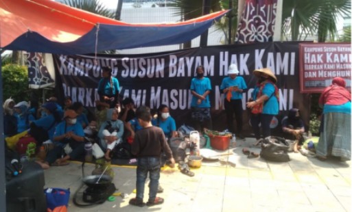 Tuntut Hak, Warga Kampung Bayam Demo Kantor Gubernur