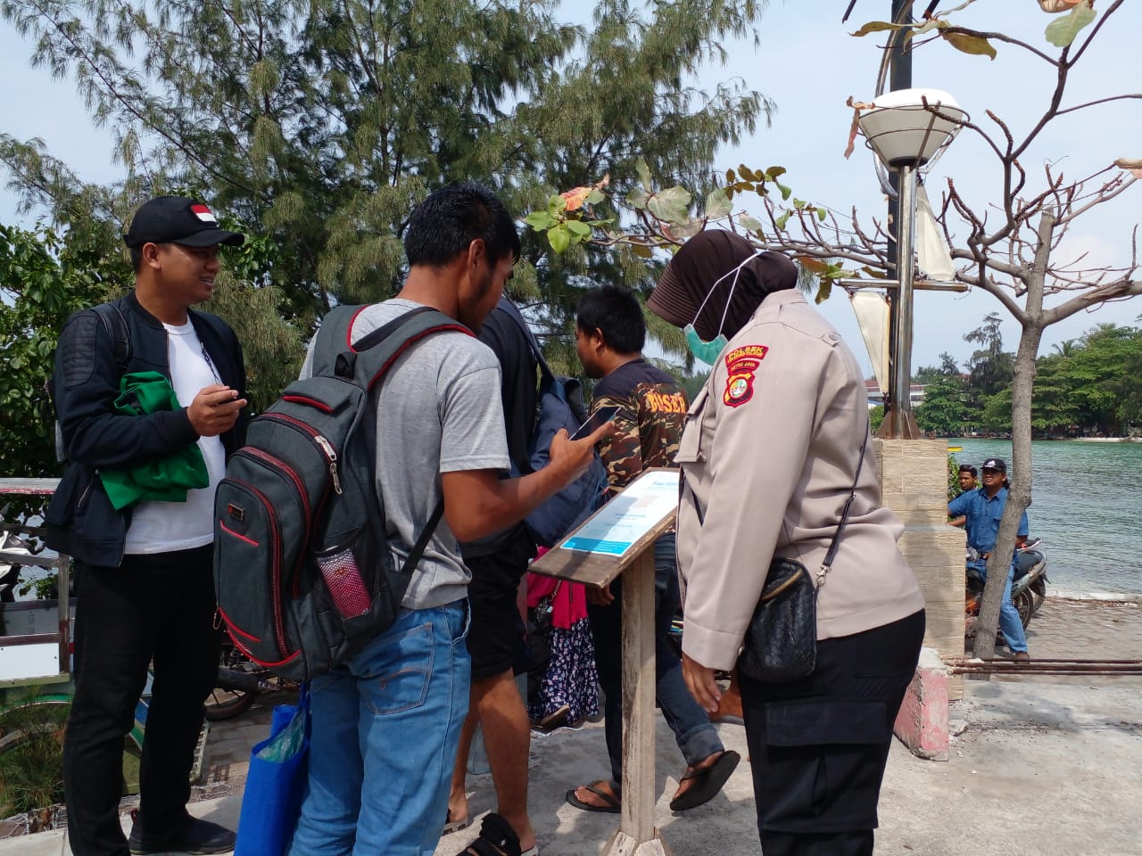 Polres Kepulauan Seribu Terapkan Prokes kepada 487 Penumpang di Dermaga Kedatangan Pulau Seribu