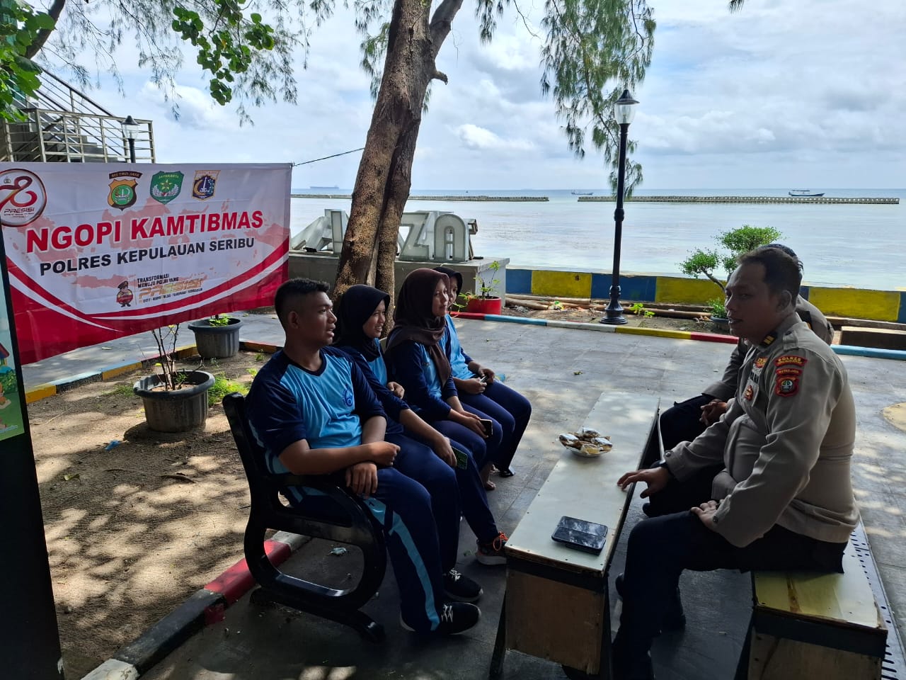 Kanit Binmas Polsek Kepulauan Seribu Selatan Gelar Ngopi Kamtibmas Bersama Pelajar Pulau Tidung