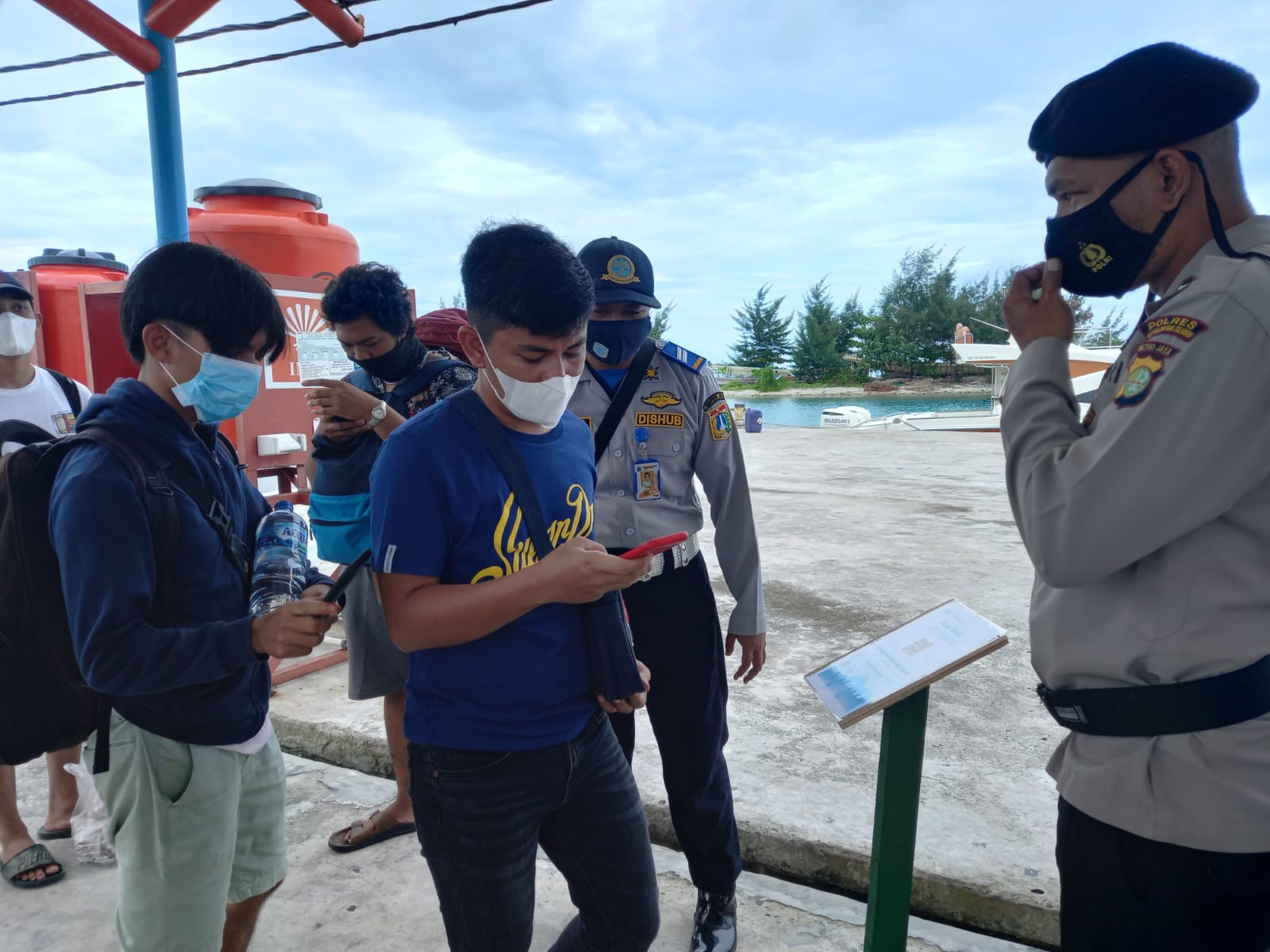 Polsek Kep Seribu Utara Tempatkan Personel di Empat Dermaga Keberangkatan Pulau Pemukiman Antisipasi Arus Balik Wisatawan