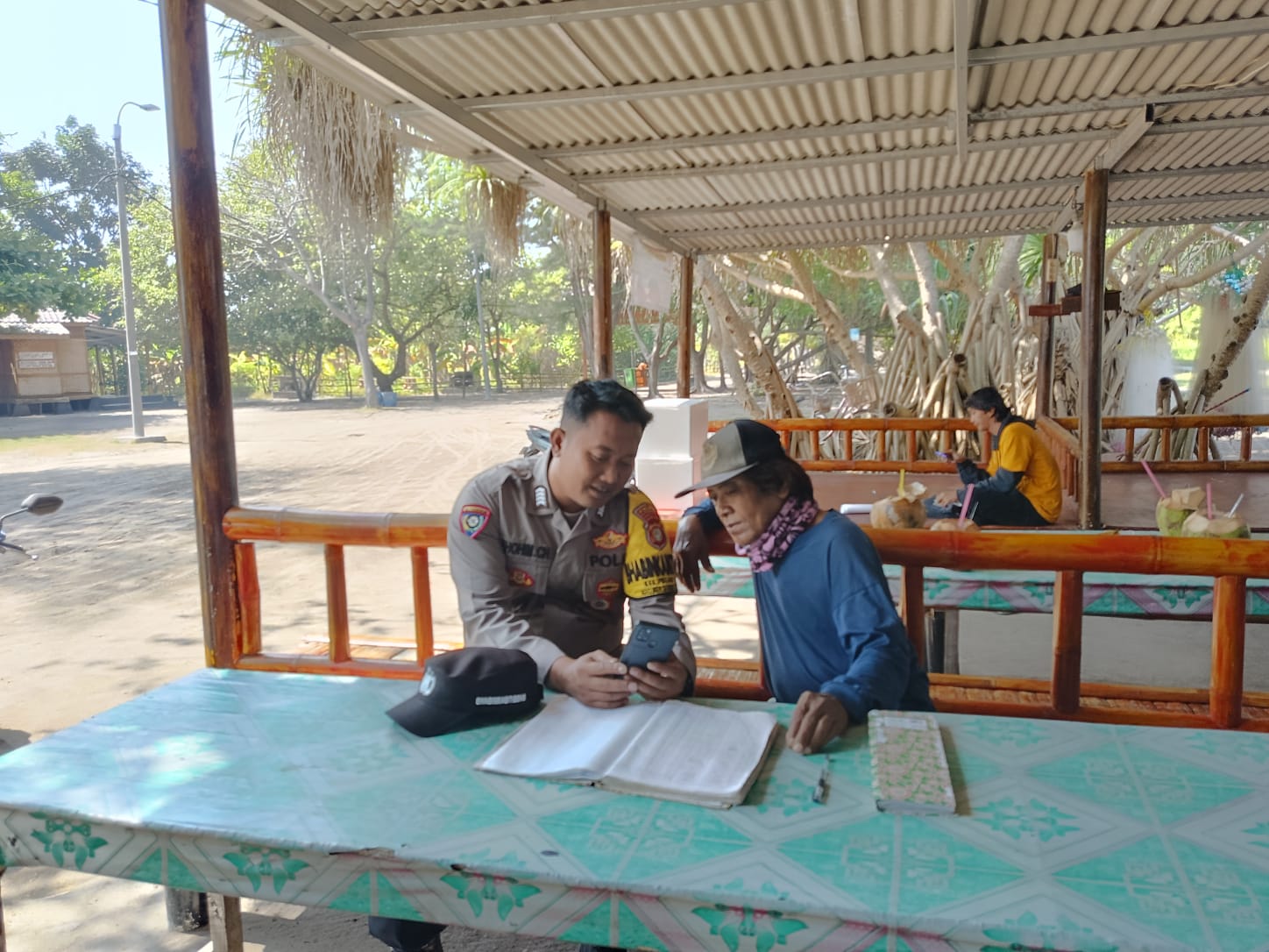 Bhabinkamtibmas Polres Kepulauan Seribu Sosialisasikan Layanan Call Center 110 POLRI demi Peningkatan Keamanan Masyarakat