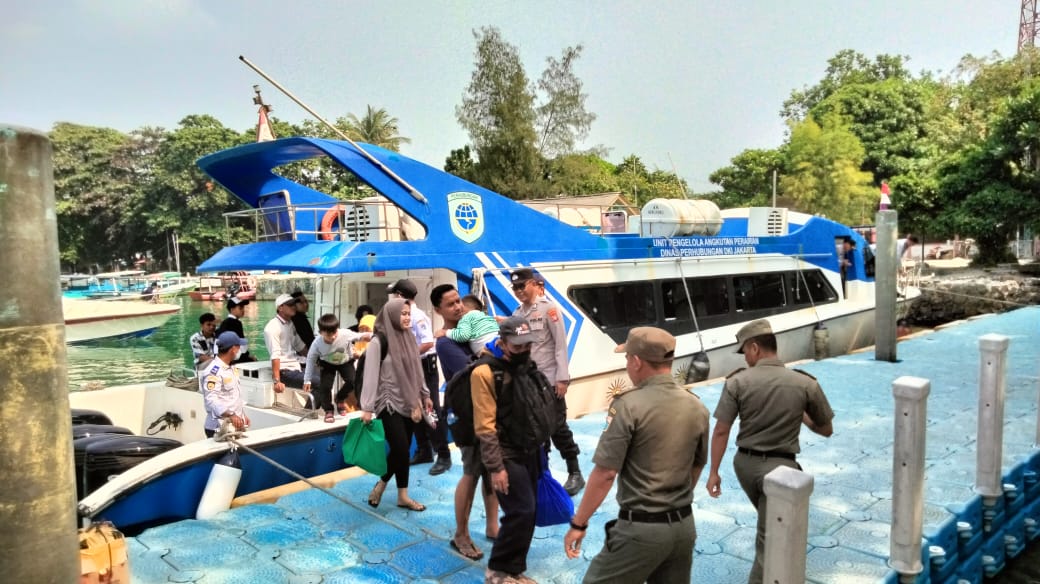 Polsek Kepulauan Seribu Selatan Pengamanan Dermaga Pulau Pari dan Bantuan Humanis untuk Penumpang Kapal