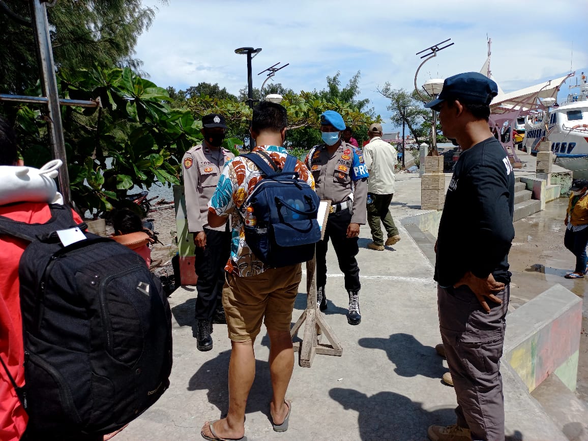 Polres Kep. Seribu Imbau Terapkan Prokes kepada 423 Penumpang Tiba di Dermaga Kedatangan Pulau Seribu
