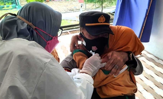 Saat Melihat Ada Anak Peserta Vaksin Takut Jarum Suntik, Ini Yang Dilakukan Kapolsek Kepulauan Seribu Utara