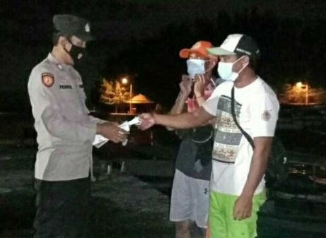 Patroli Pengawasan Malam Hari Polsek Kep Seribu Selatan Bagikan Masker dan Himbau Warga Taat ProKes