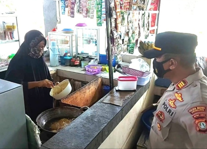Sambangi Pedagang, Kapolsek Kepulauan Seribu Selatan Pastikan Minyak Goreng Tercukupi