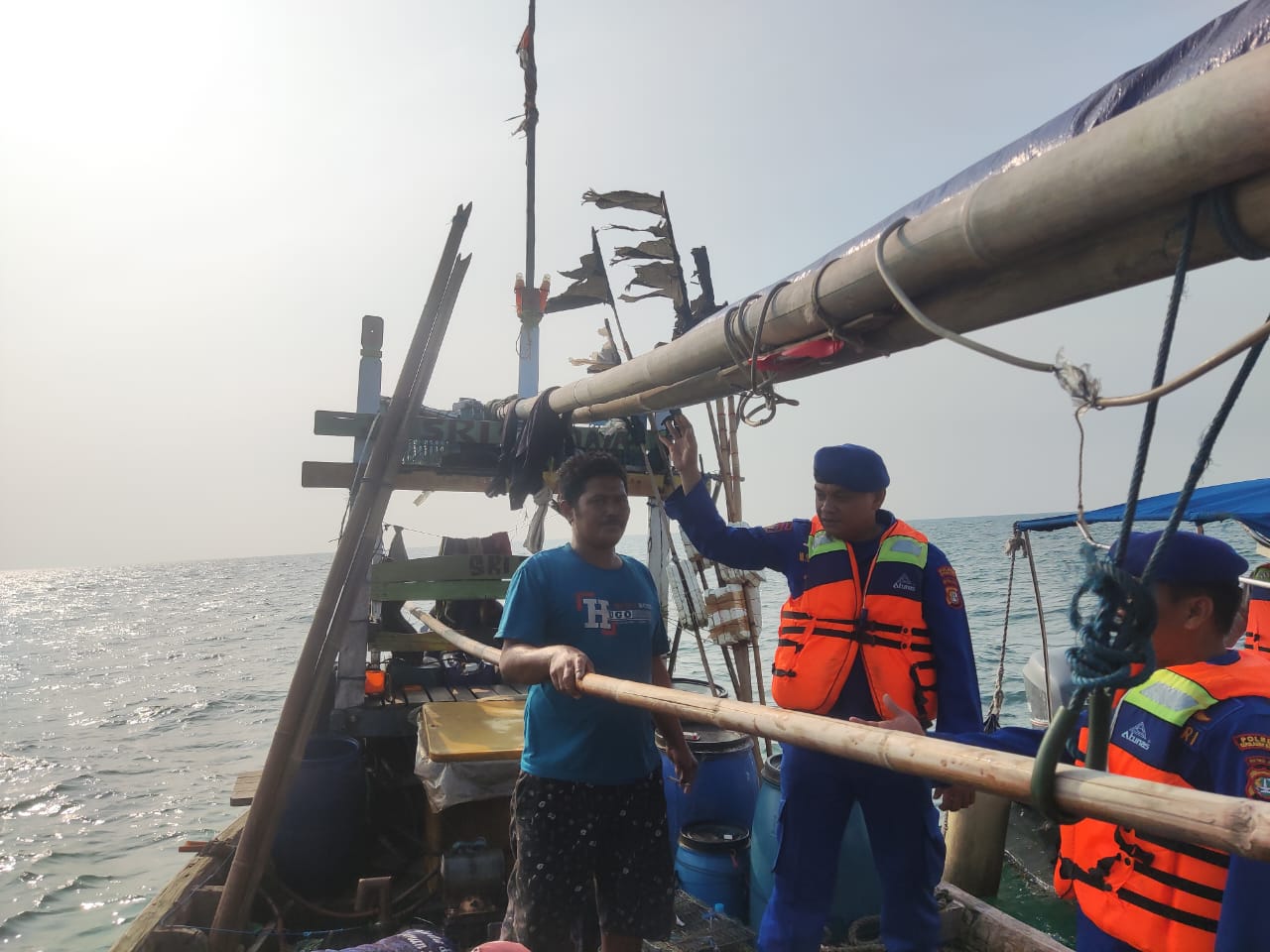 Team Patroli Satpolair Polres Kepulauan Seribu Memimpin Patroli Laut di Pulau Untung Jawa untuk Menjaga Keamanan dan Keselamatan Berlayar