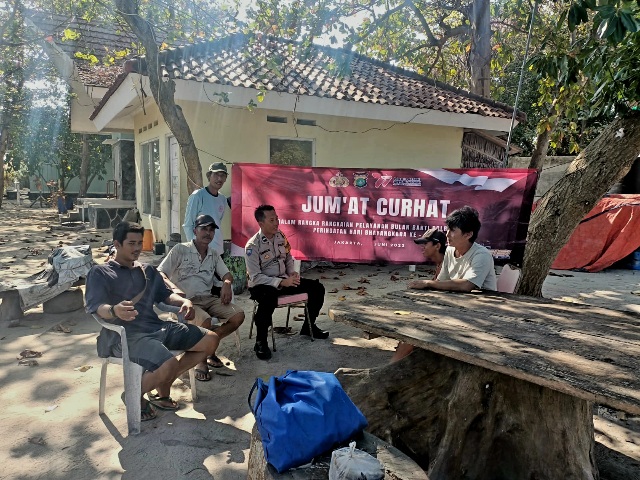 Bhabinkamtibmas Pulau Kelapa Giatkan 'Jumat Curhat' untuk Memperkuat Keterlibatan Masyarakat dalam Menjaga Kamtibmas