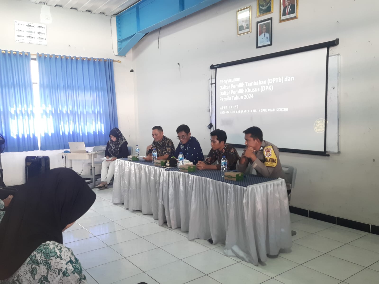 Bhabinkamtibmas Pulau Tidung Dampingi Camat Selatan Sosialisasi DPTb dan Layanan Pindah Memilih di SMKN 61
