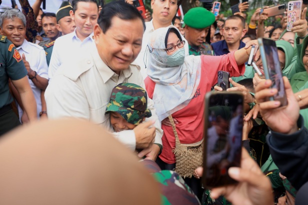 Prabowo Bertemu Prajurit Anak Kecil di Koramil Mamajang 1408, Langsung Dicium dan Digendong