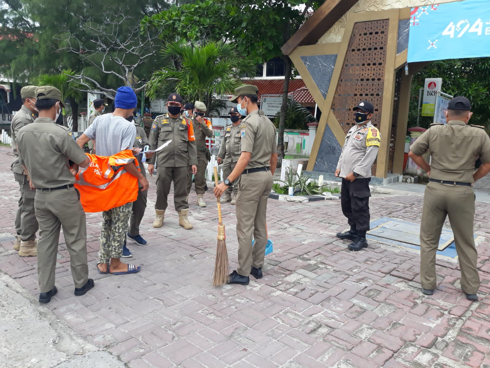 2 dari 6 Pelanggar ProKes Dikenakan Sanksi Kerja Sosial Oleh Tim Ops Yustisi Gabungan Polsek Kep Seribu Utara