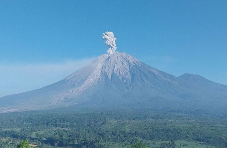 Gunung Semeru Erupsi, Warga Diminta Jauhi Zona Bahaya hingga 8 Kilometer