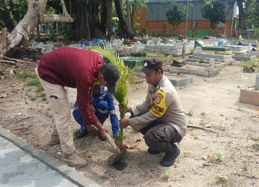 Polsek Kepulauan Seribu Utara dan Warga Laksanakan Aksi Penanaman Pohon untuk Kurangi Polusi Udara