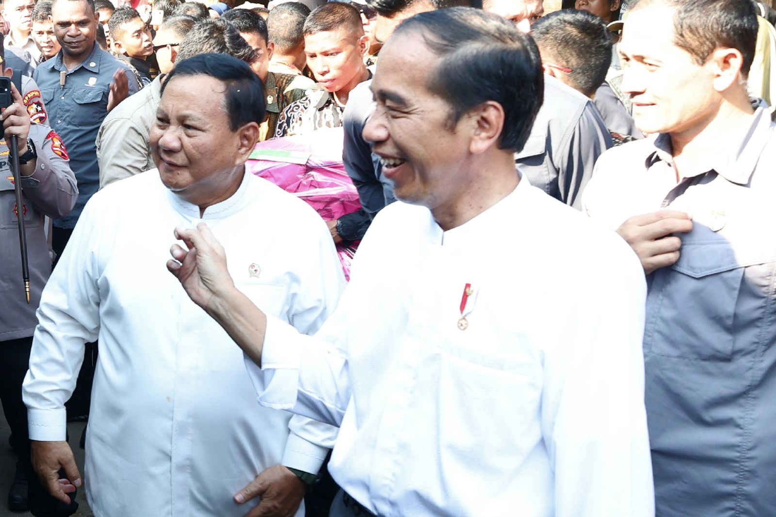 Jokowi Tunjuk dan Kasih Jempol untuk Prabowo di Depan Ganjar, Begini Kronologinya