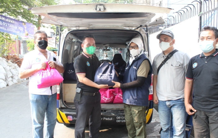 Rangsang Minat Warga Maphar Untuk Vaksin, DPRD DKI Fraksi Nasdem Berikan Paket Sembako