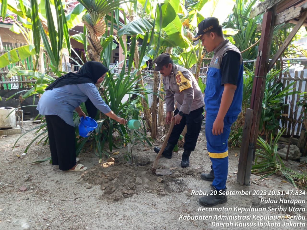 Bhabinkamtibmas Pulau Harapan dan Pemda Bersatu dalam Menanam Pohon untuk Mengurangi Polusi Udara