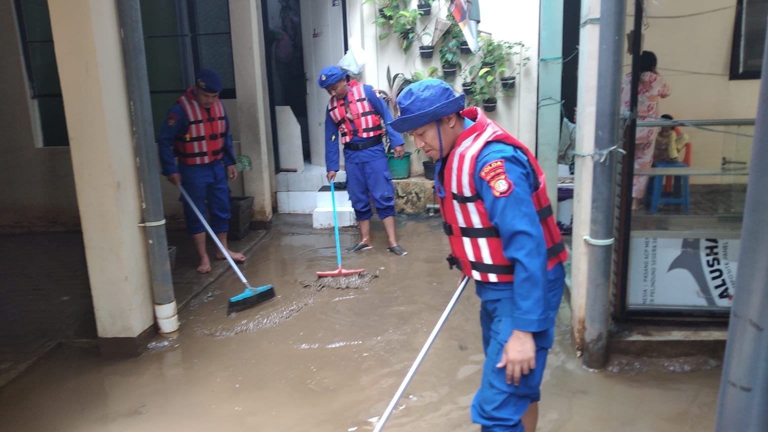 Respon Cepat Tim SAR Ditpolairud Polda Metro Jaya Evakuasi Warga Yang Terkena Banjir