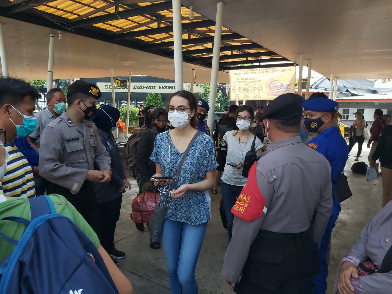 Wisatawan Ke Pulau Seribu Tunjukkan Surat Negatif Covid-19 dan Scan Barcode Peduli Lindungi