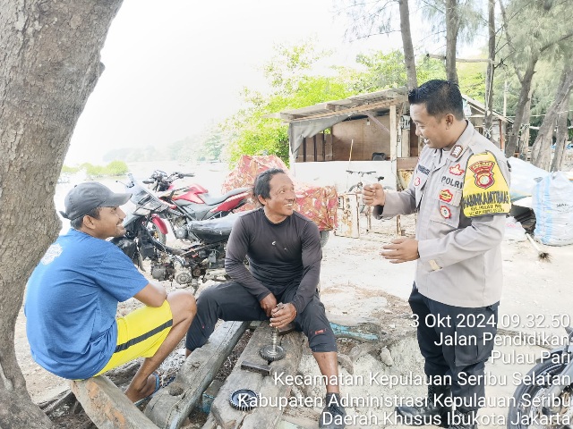 Bhabinkamtibmas Pulau Pari Sambangi Warga, Ajak Bersama Jaga Kamtibmas Jelang Pilkada 2024