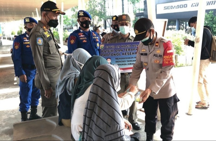 Bertahan di Zona Hijau, Polres Kep Seribu & Jajaran Terus Bagikan 2.200 Masker Medis Ke Warga