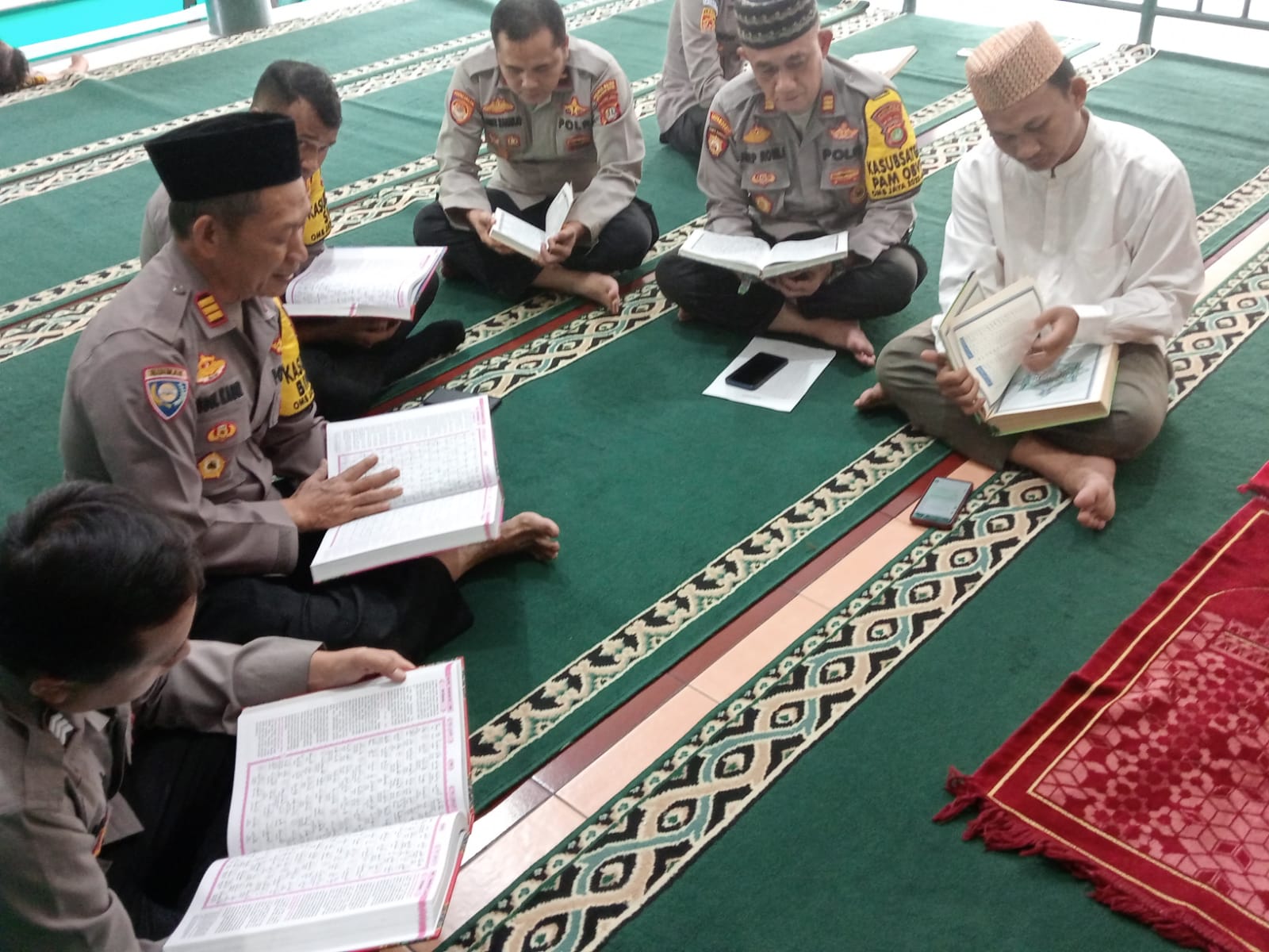 Polisi Tadarus Alqur'an di Masjid Baitul Jannah: Giat Cooling System Ramadhan 1445 H di Polres Kepulauan Seribu
