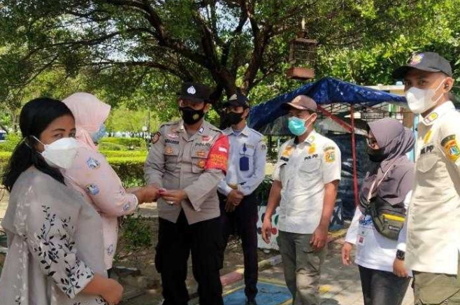 Polres Kep Seribu Terus Giatkan Himbauan dan Bagikan 1.100 Masker, Ajak Warga Tetap Patuh ProKes