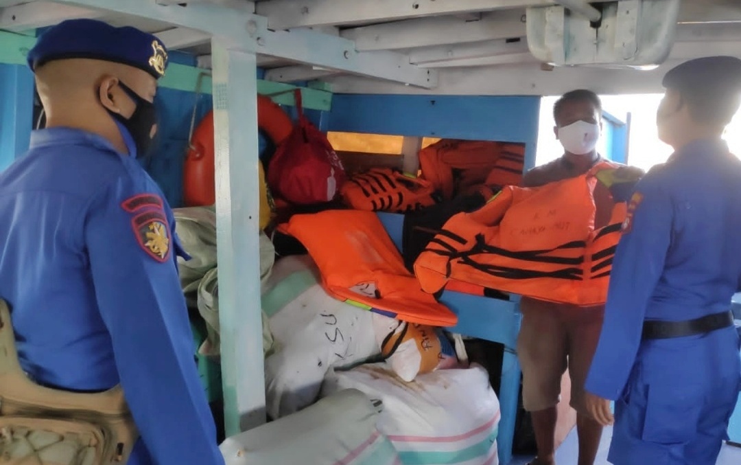 Sat Polairud Polres Kep Seribu Sampaikan Himbauan Keselamatan Berlayar kepada 97 Penumpang dan 3 Nahkoda Kapal di Pelabuhan Kaliadem Muara Angke