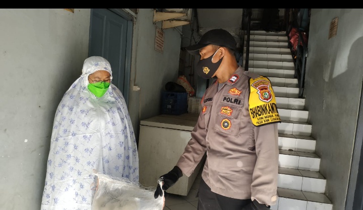 Polsek Kawasan Sunda Kelapa Salurkan Bantuan Paket Sembako Kepada Warga Terdampak PPKM Darurat