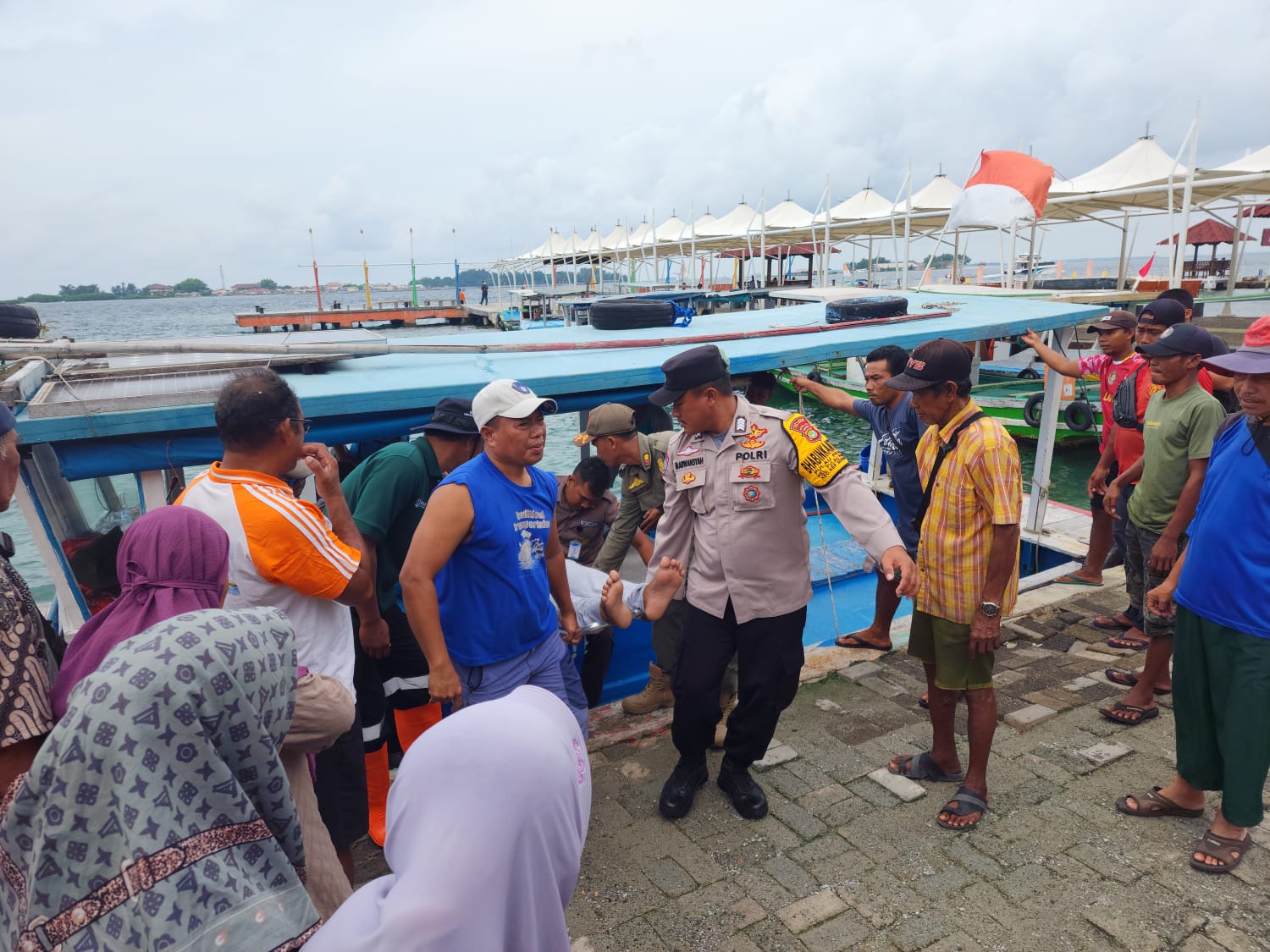 Polisi Humanis: Bhabinkamtibmas Pulau Pramuka Bantu Evakuasi Warga Sakit Pulau Panggang ke RSUD