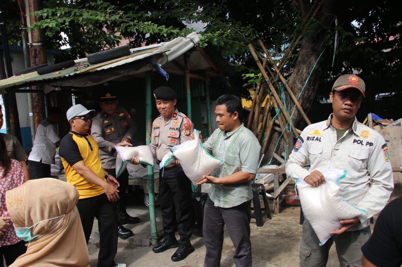 Polres Metro Jakarta Barat dan Polsek Metro Tamansari Gelar Bakti Sosial Salurkan 350 Paket Beras ke Slum Area