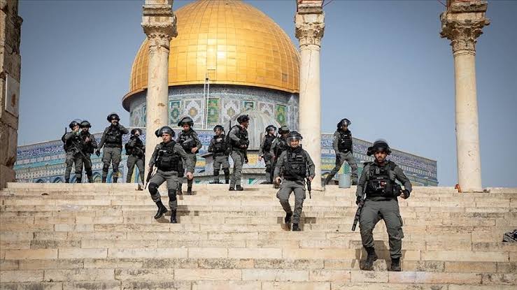 Ratusan Warga Palestina Terluka, Israel Serang  Masjid Al-aqsa