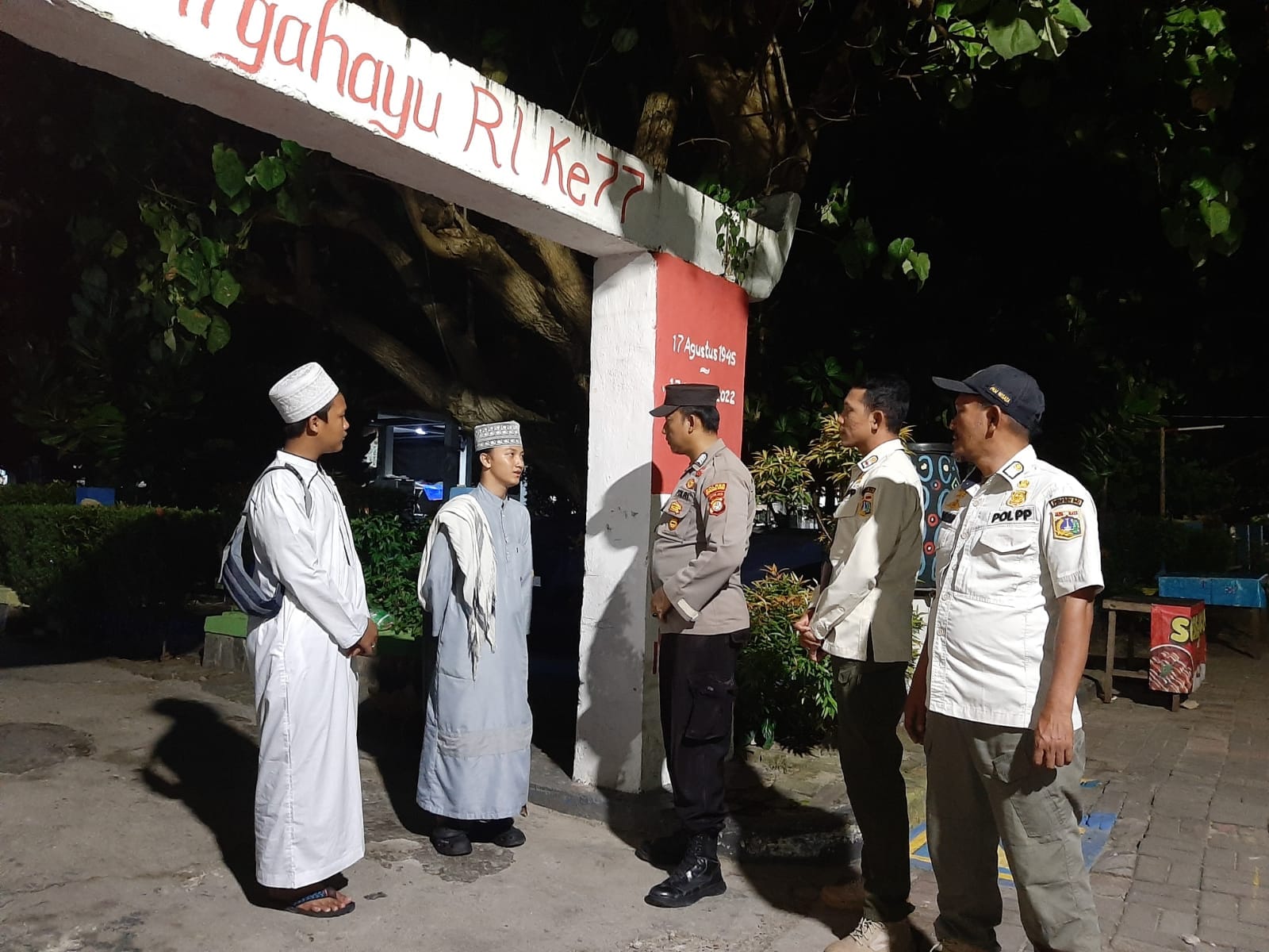 Patroli Malam Polsek Kepulauan Seribu Tangkal Hoax Bersama Tokoh Agama