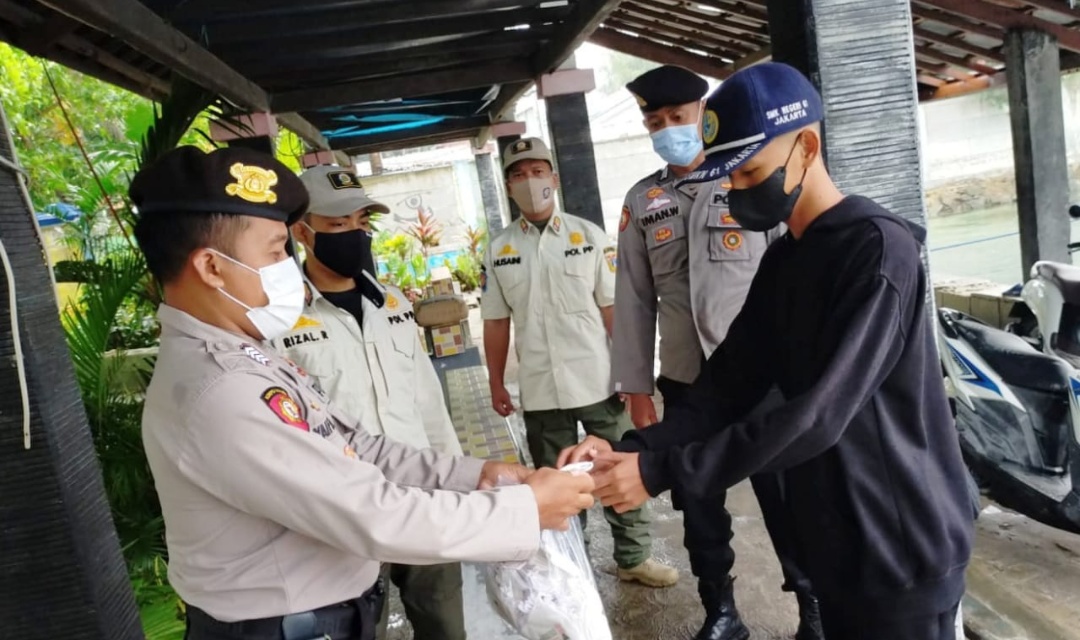 250 Masker dibagikan Polsubsektor Pulau Tidung Guna Cegah Sebaran Covid-19