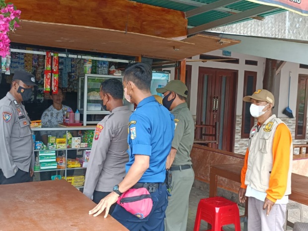 Bhabinkamtibmas Polres Kepulauan Seribu Monitoring Terhadap Warung - warung Yang Menjual Obat Sirup di Pulau Pari Kepulauan Seribu
