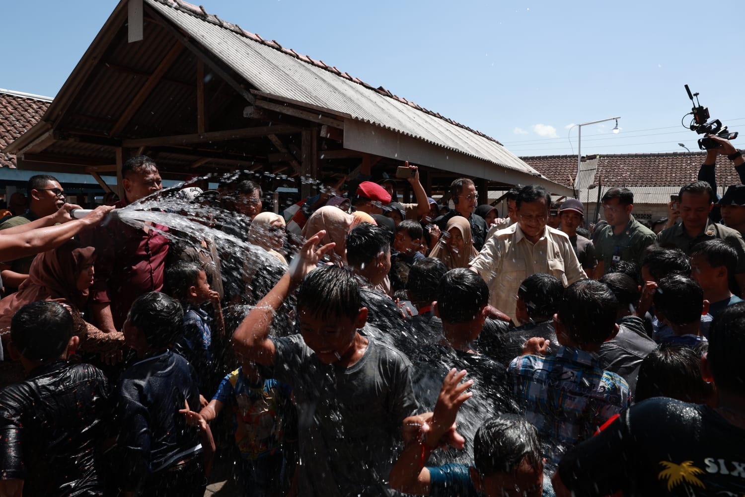 Momen Kegembiraan Anak-anak Main Air Bareng Prabowo di Wareng Gunung Kidul