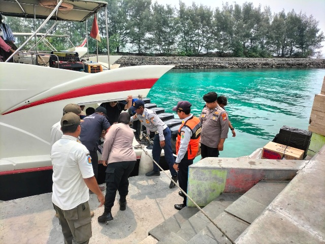 Bripka Indri Pratiwi, Polwan Polres Kepulauan Seribu, Membantu Penumpang dengan Sikap Humanis di Dermaga Pulau Tidung