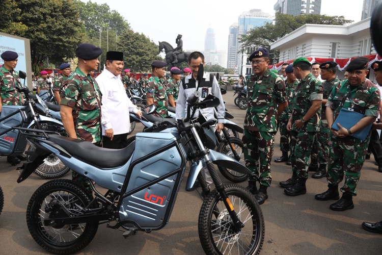 Menhan Prabowo Serahkan 100 Unit Rantis E-Tactical Sergap Produk Dalam Negeri Kepada TNI dan Polri