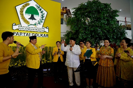 Sambil Joget, Prabowo Nyanyi Lagu "Kamulah Satu-satunya" di DPP Golkar
