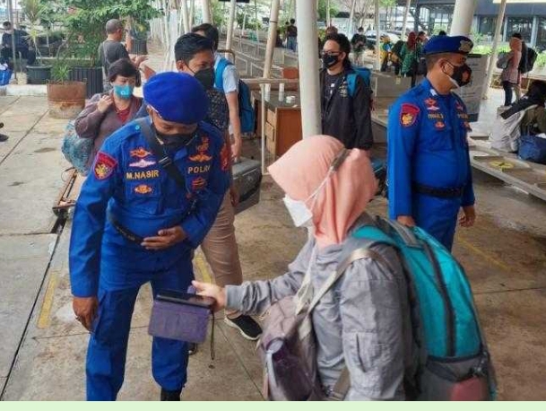 Pengawasan ProKes Di Dermaga Marina Ancol, Polres Kep Seribu Wajibkan 175 Penumpang Kapal ke Pulau Scan Barcode Peduli Lindungi