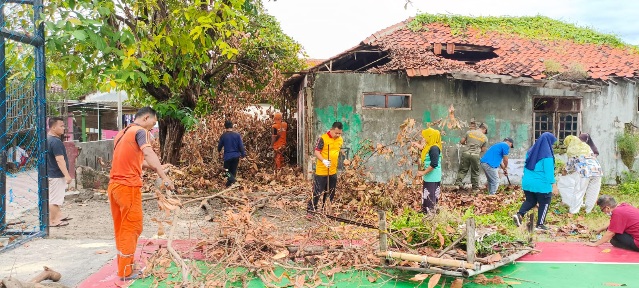 Bhabinkamtibmas Pimpin Pelaksanaan Jumat Bersih di Pulau Untung Jawa