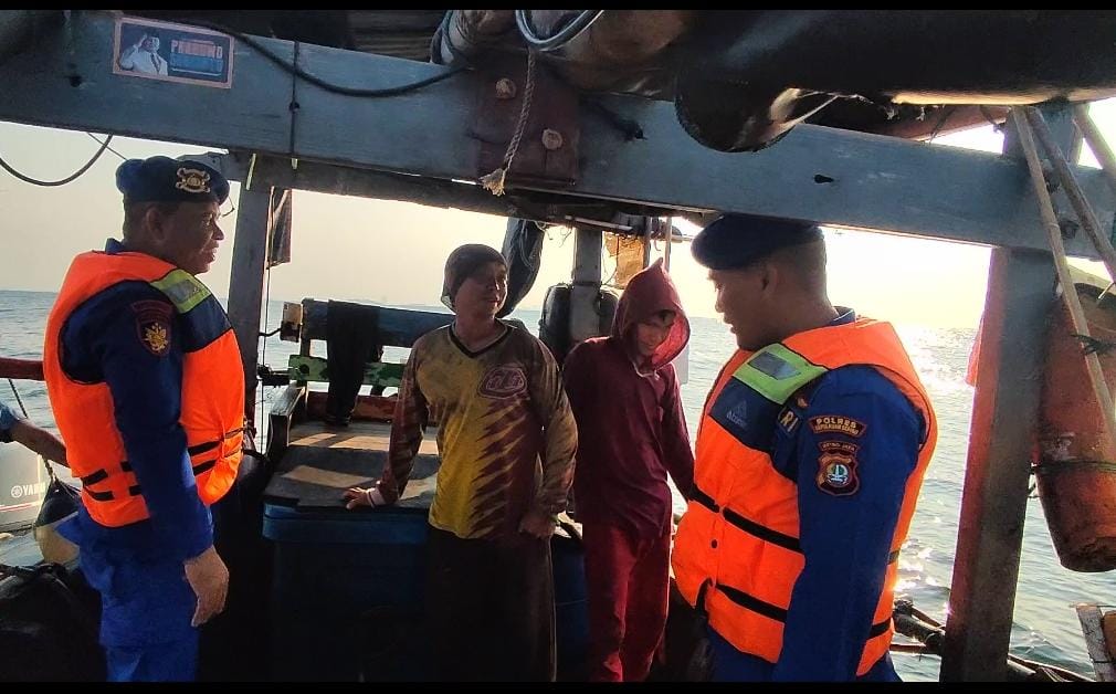Team Patroli Satpolair Polres Kepulauan Seribu Bersama Kapal Patroli KP. VII - 40 - 203 Lakukan Patroli Laut Dialogis di Perairan Pulau Lancang