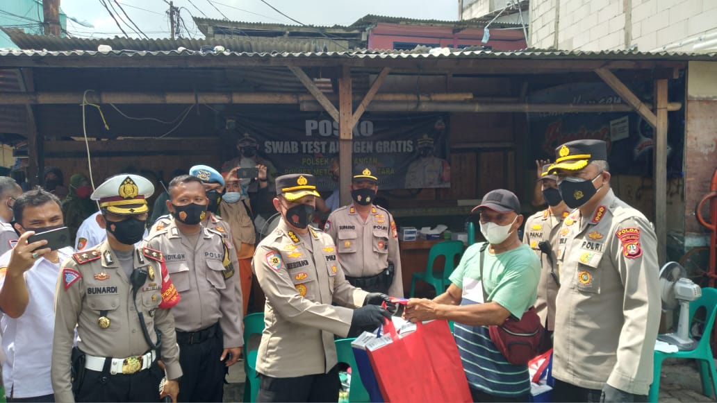 Tinjau Swab Antigen, Dirbinmas dan Irwasda PMJ Bagikan Paket Sembako dan Masker ke Warga Pademangan