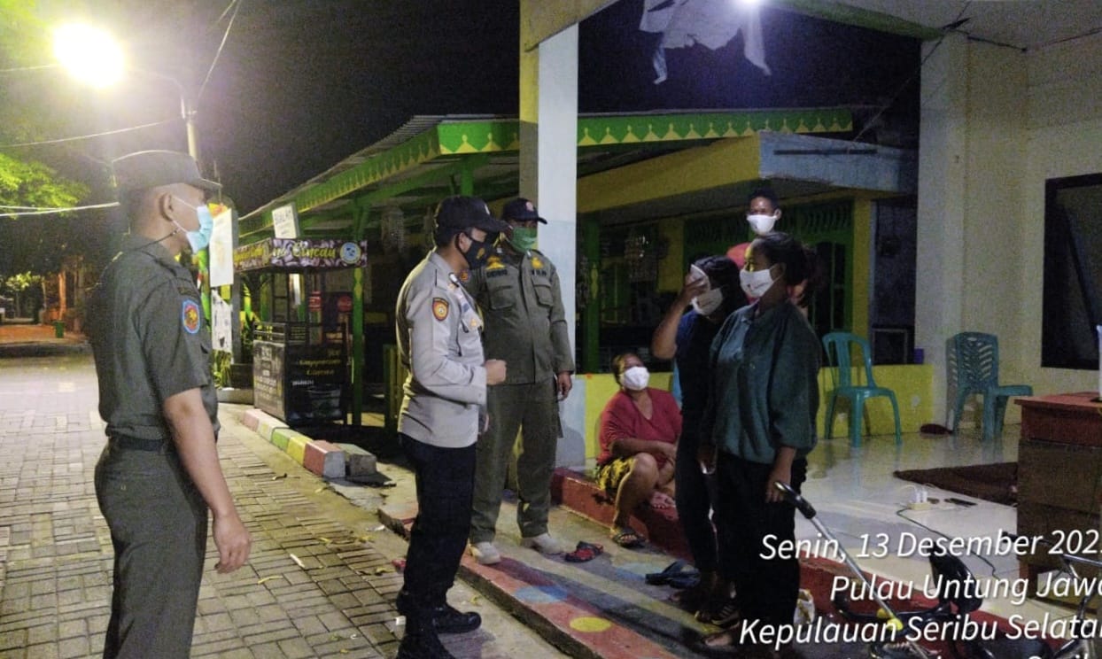 Patroli Malam Hari Polsek Kepulauan Seribu Selatan Sambangi Warga Sampaikan Himbauan ProKes dan Ajak Jaga Kondusifitas Wilayah