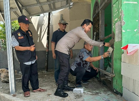 Pokdarkamtibmas Bhayangkara Sub Sektor Grogol Utara Gotong Royong Renovasi Pos Lingkar Kenanga Raya