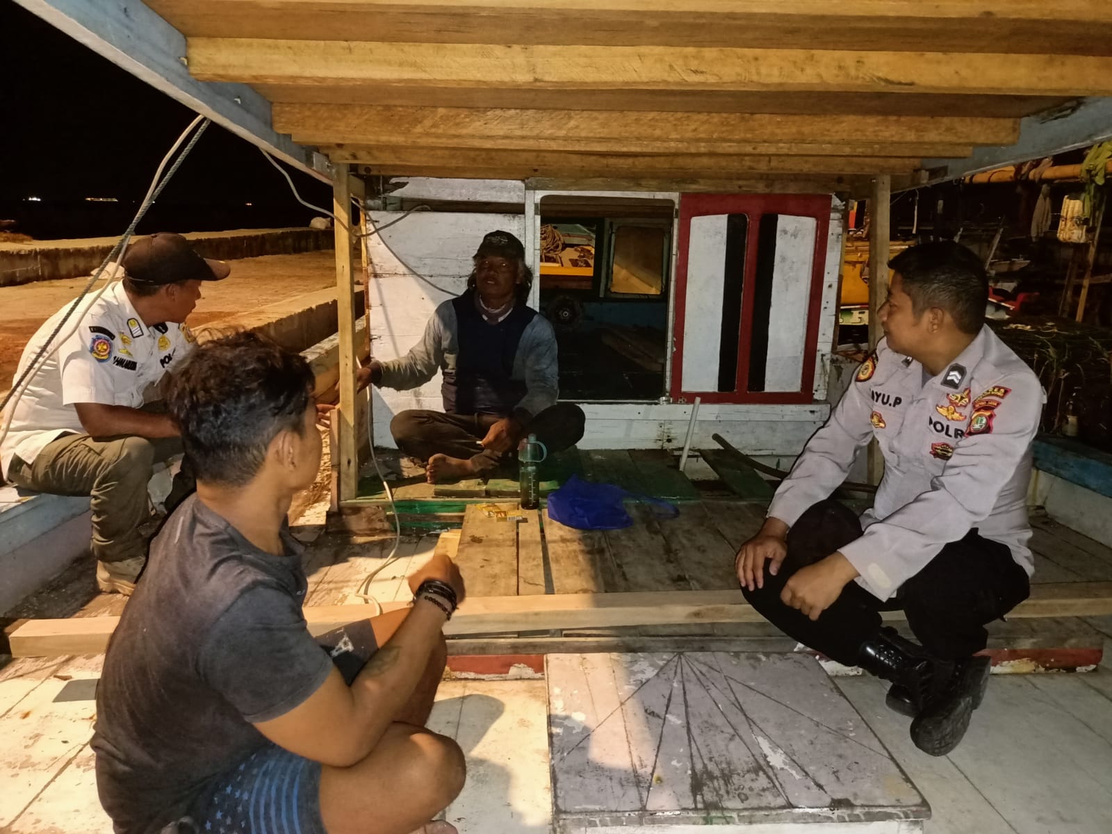 Polsek Kepulauan Seribu Selatan Patroli Malam dan Sambang Nelayan di Atas Kapal