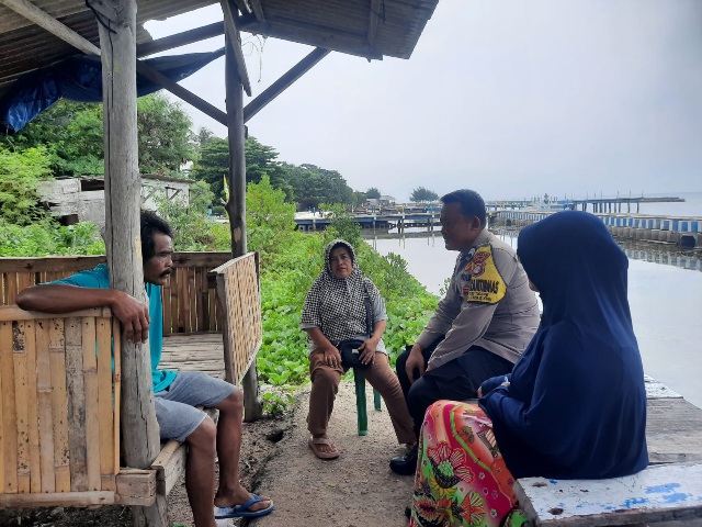 Bhabinkamtibmas Pulau Tidung Sambangi Warga untuk Cooling System Pasca Pemilu 2024