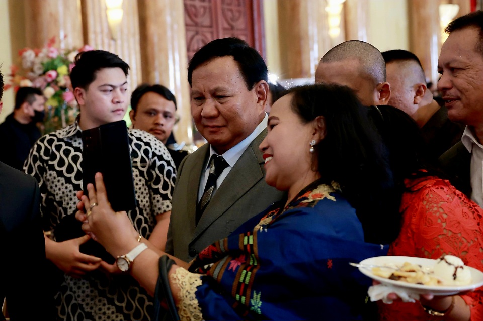 Prabowo Jadi Rebutan Selfie Tamu Undangan Resepsi Pernikahan Anak Hotman Paris