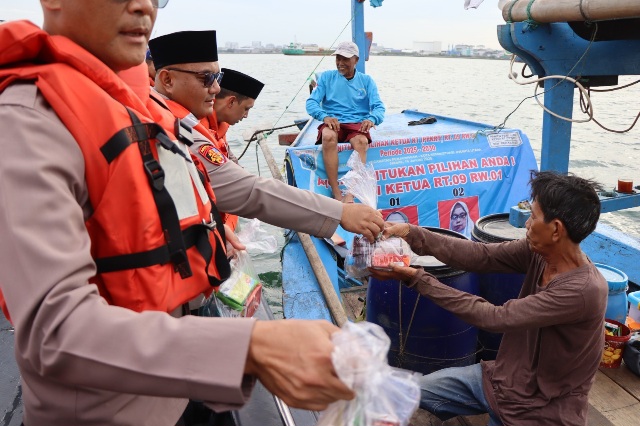 Kapolres Kepulauan Seribu Bagikan Takjil kepada Nelayan dalam Safari Ramadhan