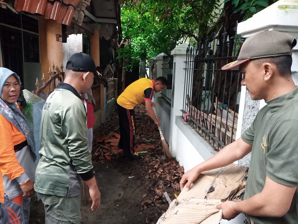 Bhabinkamtibmas Pulau Tidung Bersama ASN dan Warga Gelar Kerja Bakti di Pulau Tidung