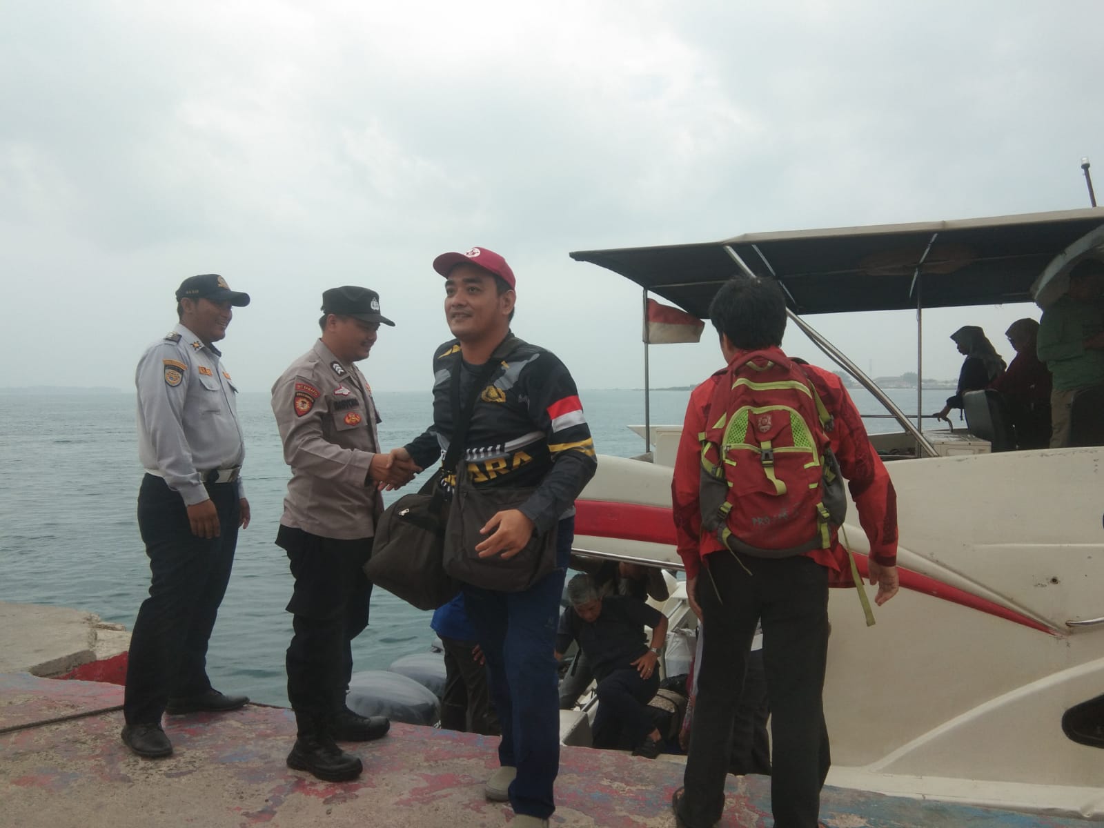 Polsek Kepulauan Seribu Utara Gelar Pengamanan Dermaga di Pulau Pramuka untuk Menjaga Keamanan